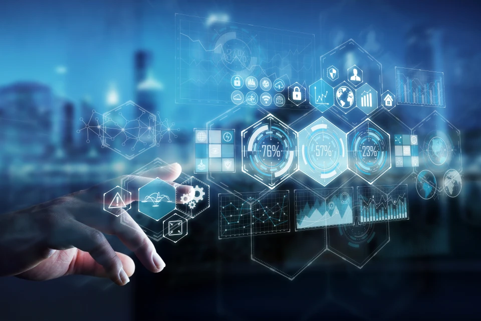 Eine futuristische Benutzeroberfläche in der Luft mit einer Hand, die ein komplexes Analysetool steuert